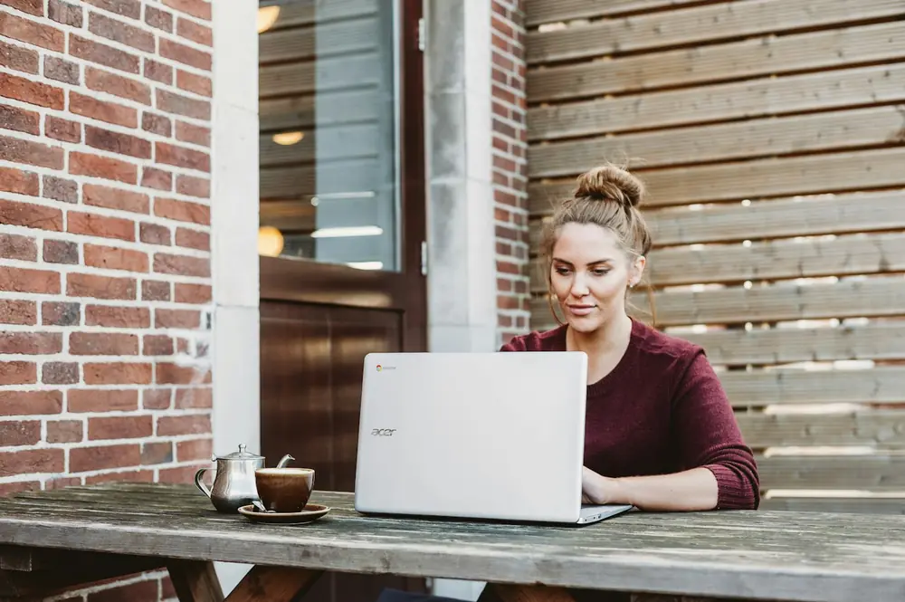 Offshore content writer at work